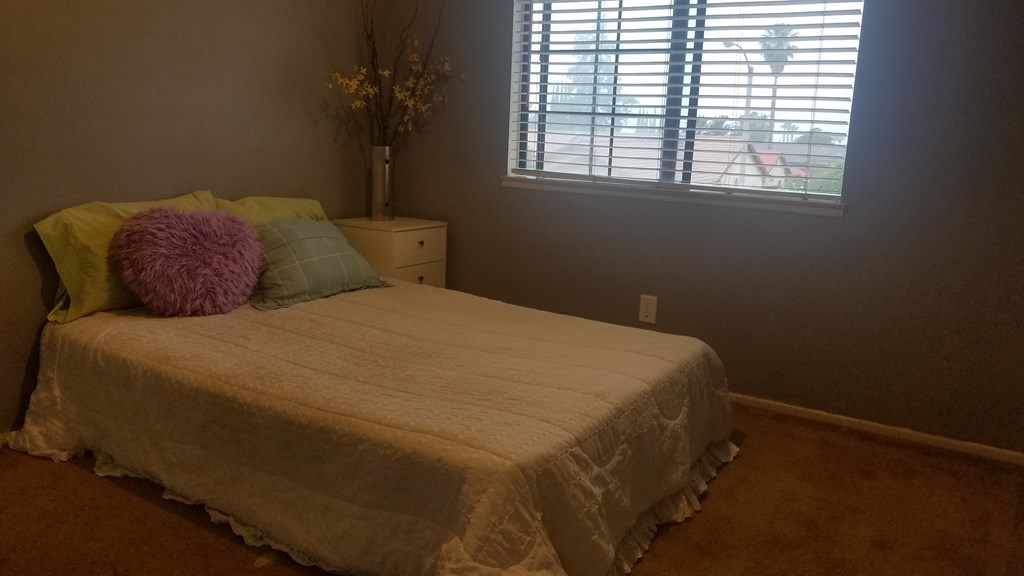 550 per month room to rent in Sunnymead available from October 16