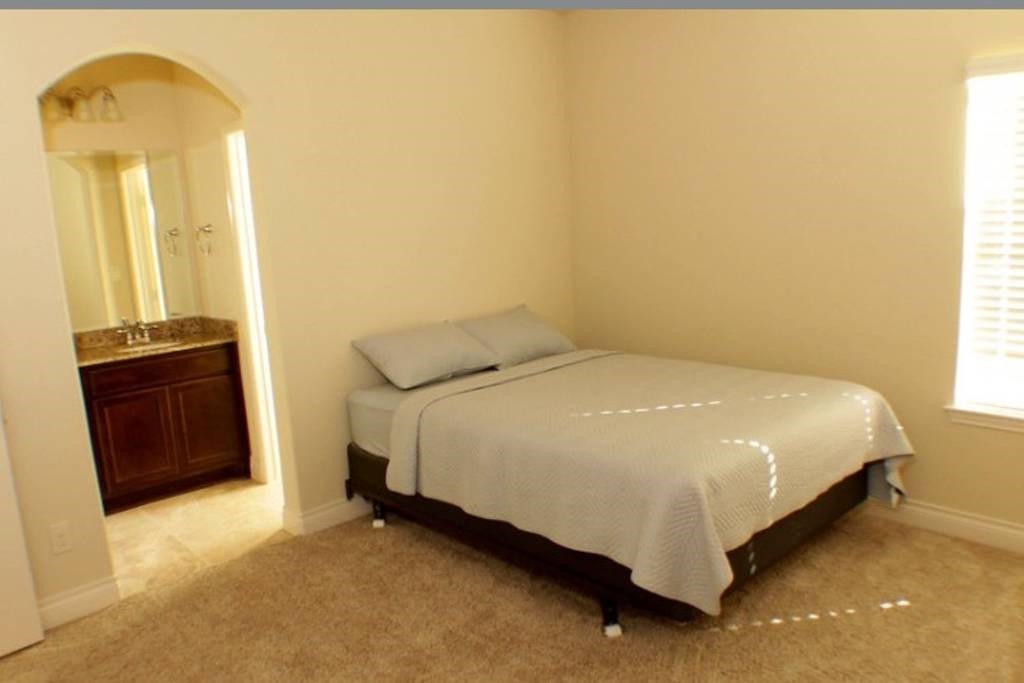 1,000 per month room to rent in Fresno available from August 20, 2017