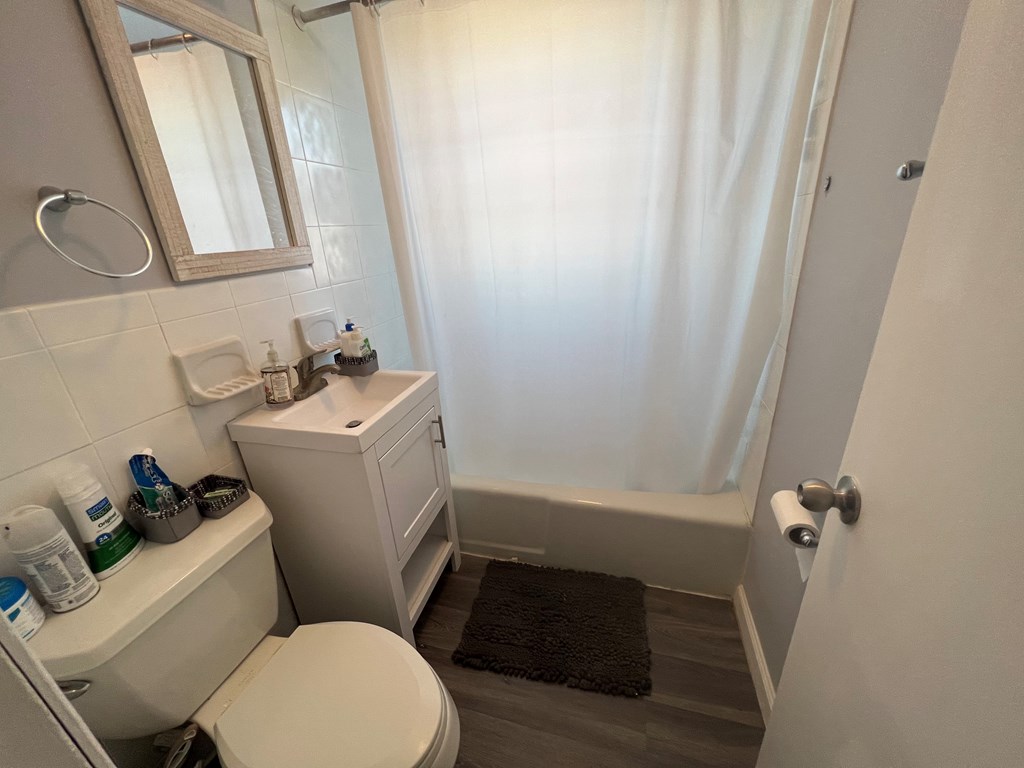 1,100 per month room to rent in Glen Cove available from January 3