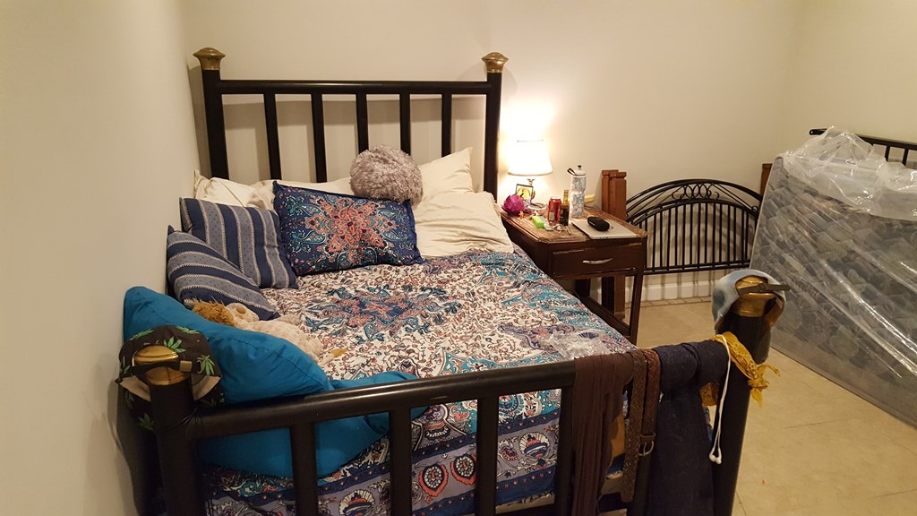 1,100 per month room to rent in El Sereno available from October 30