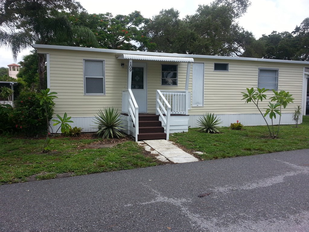 975 per month room to rent in The Meadows Mobile Home Park available