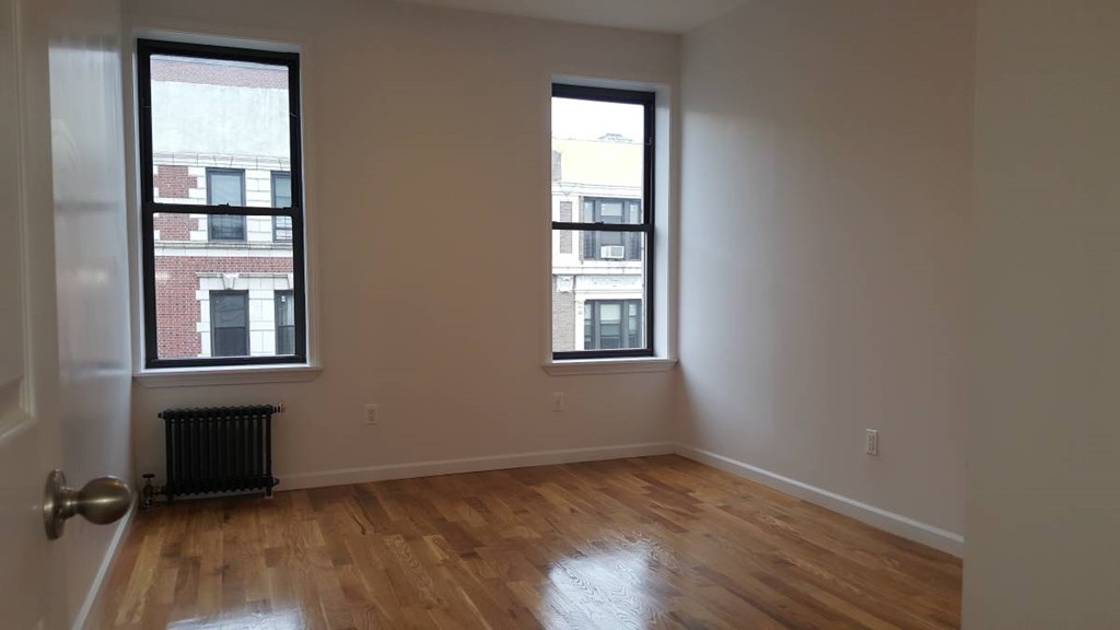 1,000 per month room to rent in Washington Heights available from June