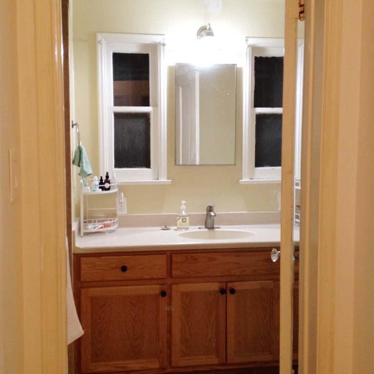 950 per month room to rent in El Sereno available from November 2