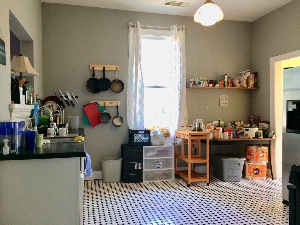 600 per month room to rent in Oak Cliff available from December 17